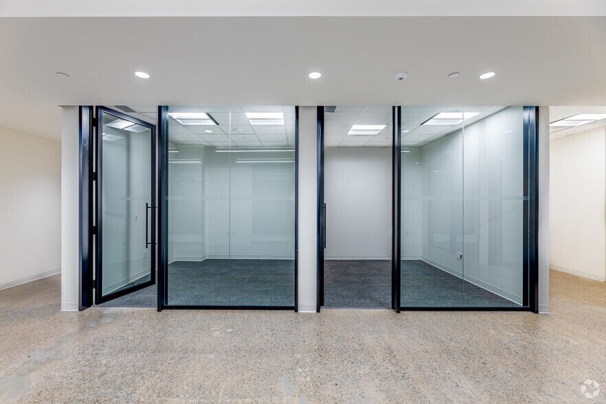 More Photos Of 390 Bay St, Toronto Office For Lease