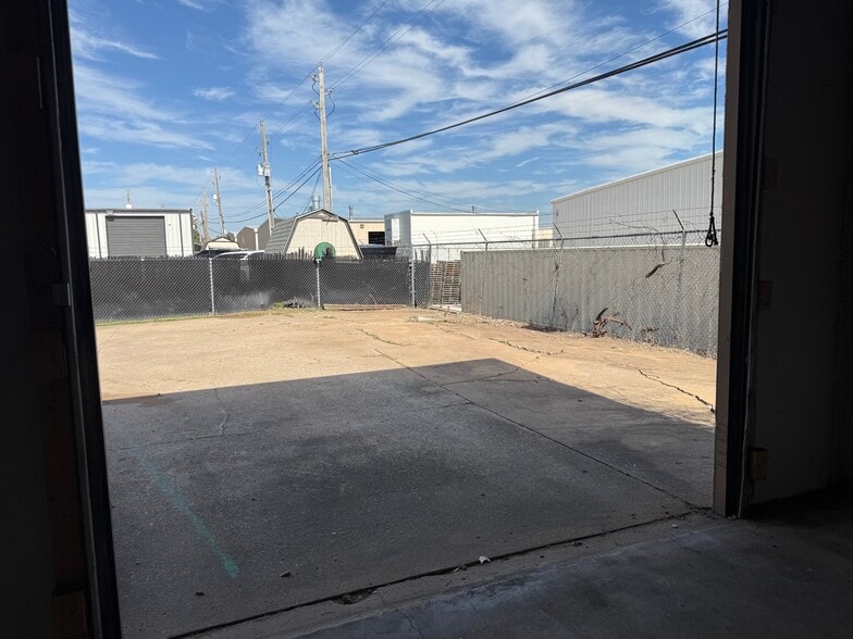 More Photos Of 413 N Walnut Ave, Broken Arrow Warehouse For Lease