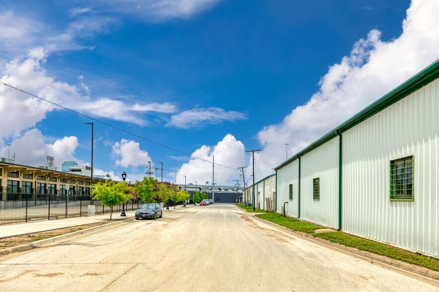 More Photos Of 400 E Vickery Blvd, Fort Worth Warehouse For Lease