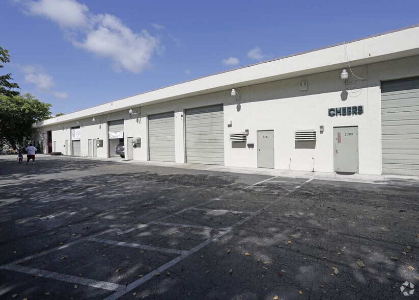More Photos Of 2261-2299 NE 164th St, Aventura Warehouse For Lease