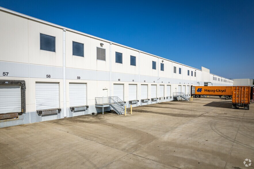 More Photos Of 8520 S Sam Houston Pky W, Houston Warehouse For Lease