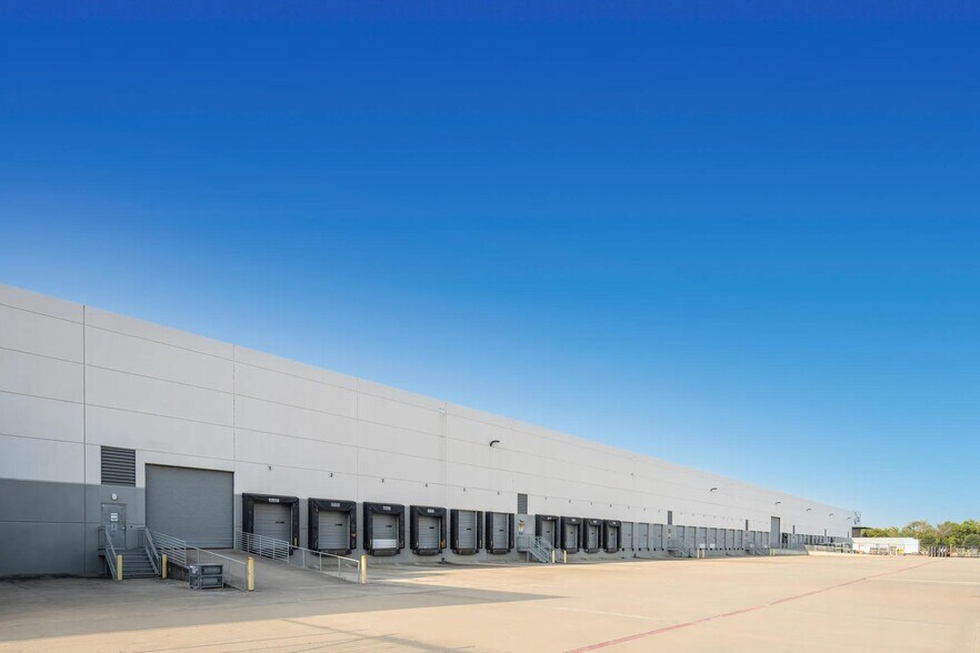 More Photos Of 705 E Wildlife Pky, Grand Prairie Warehouse For Lease