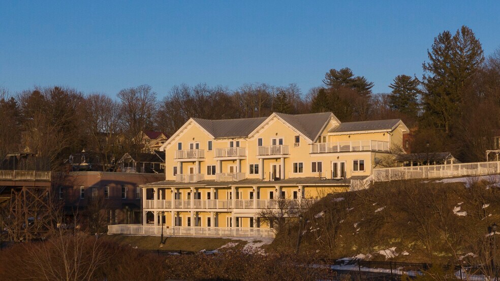 More Photos Of 4 Grinnell St, Rhinecliff Hotel For Lease