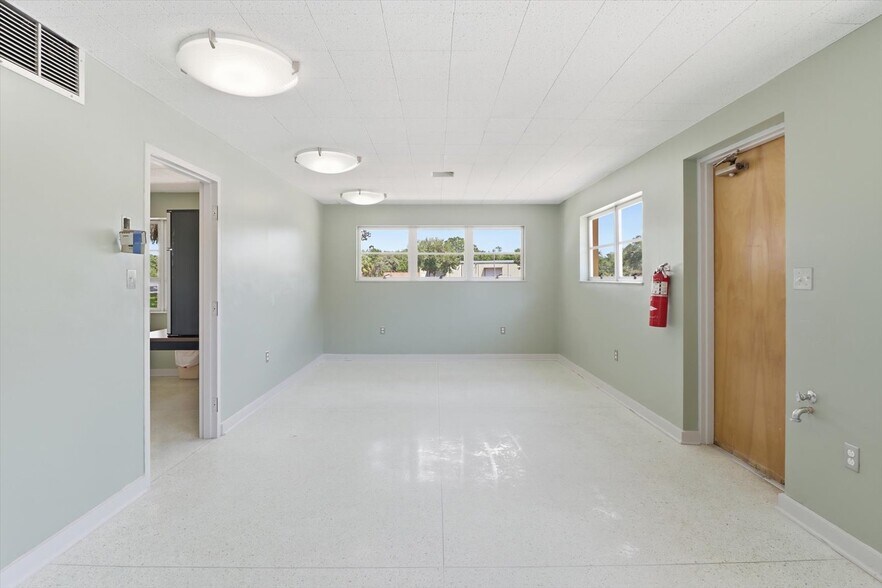 More Photos Of 18150 SE 72 Ave, Inglis Office For Sale