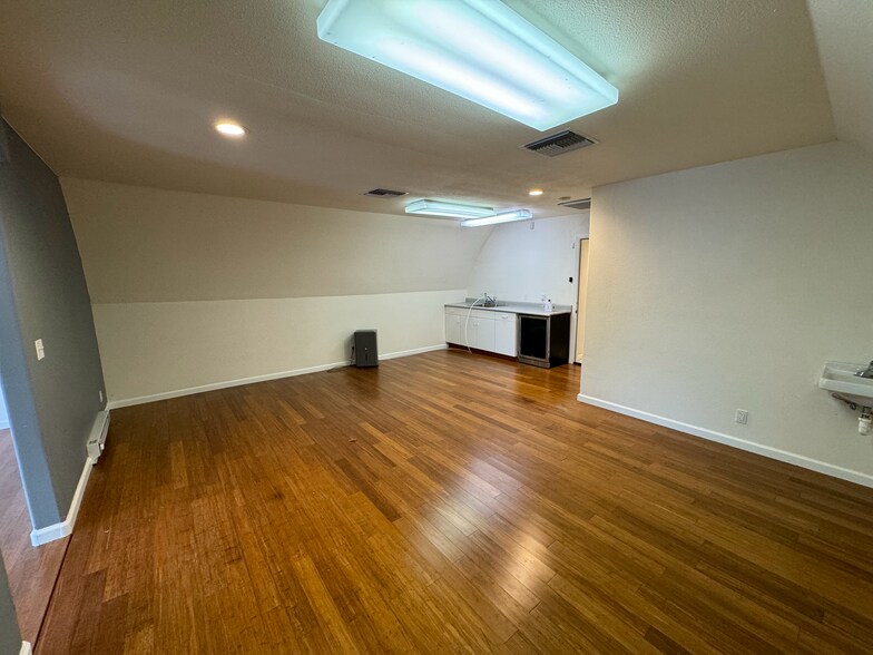 More Photos Of 314 S Cloverdale Blvd, Cloverdale Office For Lease