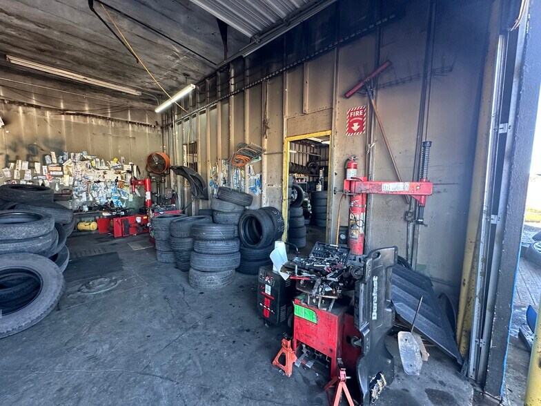 More Photos Of 2320 E Berry St, Fort Worth Flex For Sale