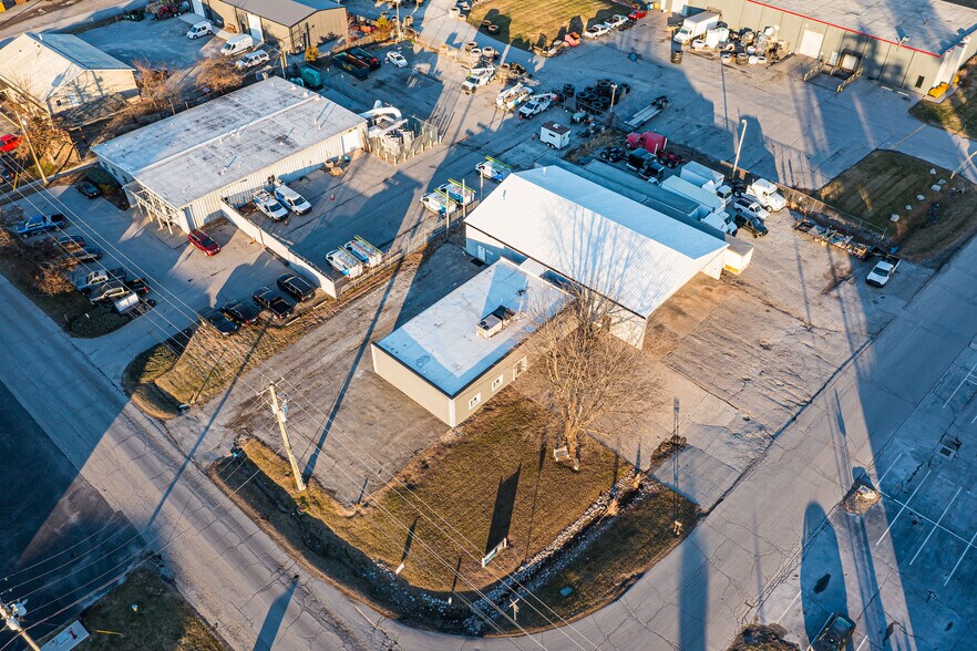 More Photos Of 1301 Fabricon Blvd, Jeffersonville Light Manufacturing For Lease