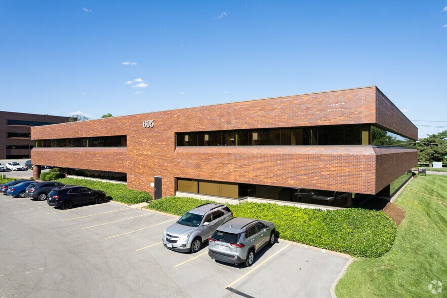 More Photos Of 605 Old Ballas Rd, Creve Coeur Medical For Lease