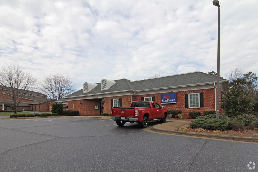 More Photos Of 1625 N Center St, Hickory Bank For Sale