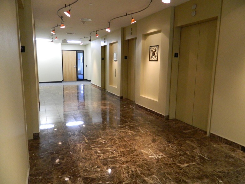 More Photos Of 666 Grand Ave, Des Moines Office For Lease
