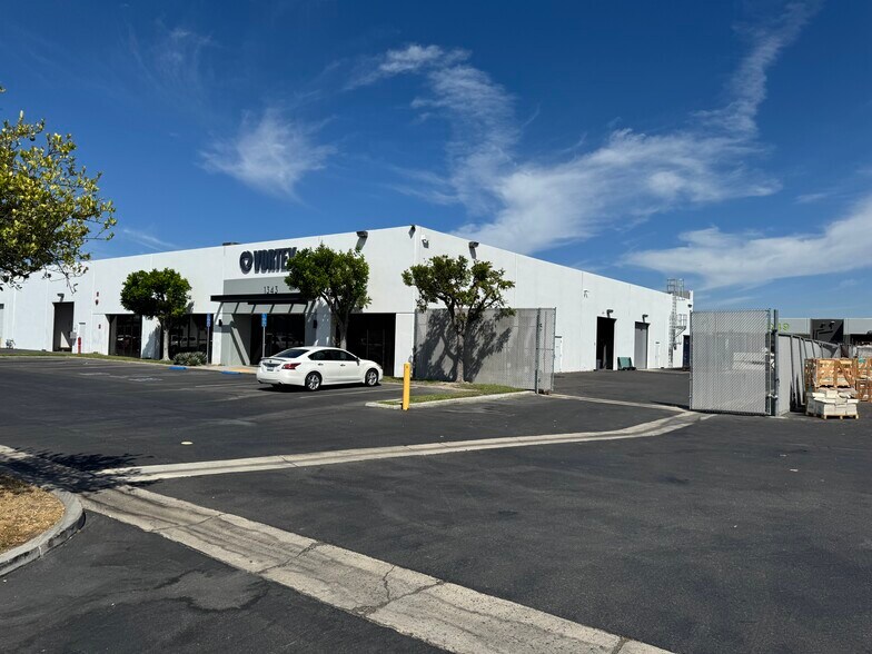 More Photos Of 1341-1343 N Blue Gum St, Anaheim Manufacturing For Lease