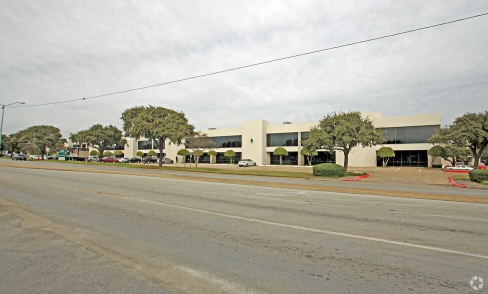 More Photos Of 1111 W Carrier Pky, Grand Prairie Distribution For Lease