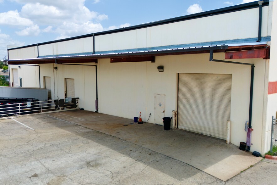 More Photos Of 2004 Lamar Dr, Round Rock Warehouse For Lease