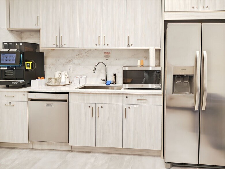 More Photos Of 3001 Tamiami Trl N, Naples Unknown For Lease