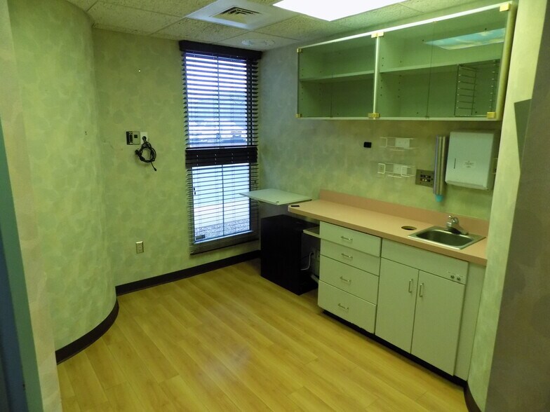 More Photos Of 111 Simsbury Rd, Avon Medical For Lease