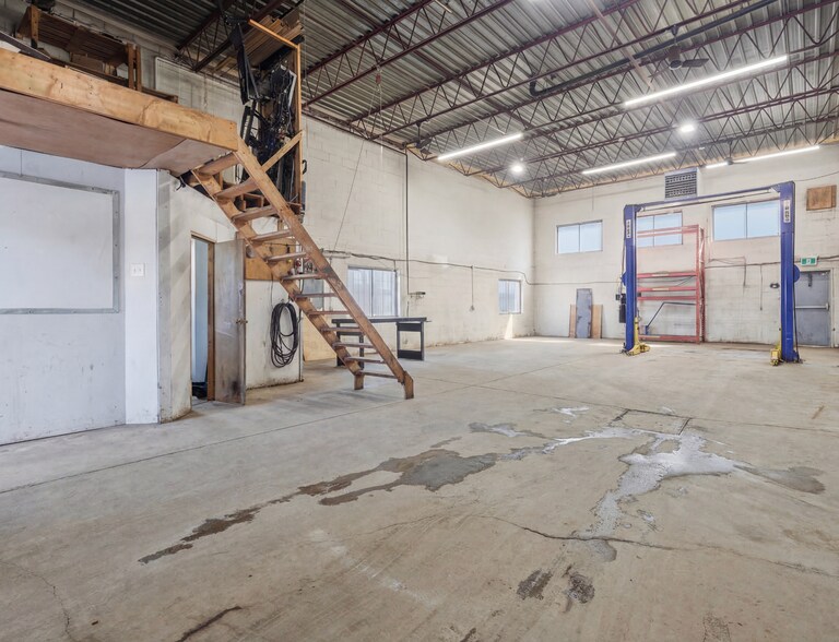More Photos Of 1300-1314 Av Laplace, Laval Warehouse For Lease