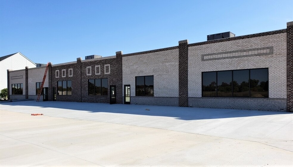 More Photos Of 5660 Pebble Village Ln, Noblesville Storefront For Lease