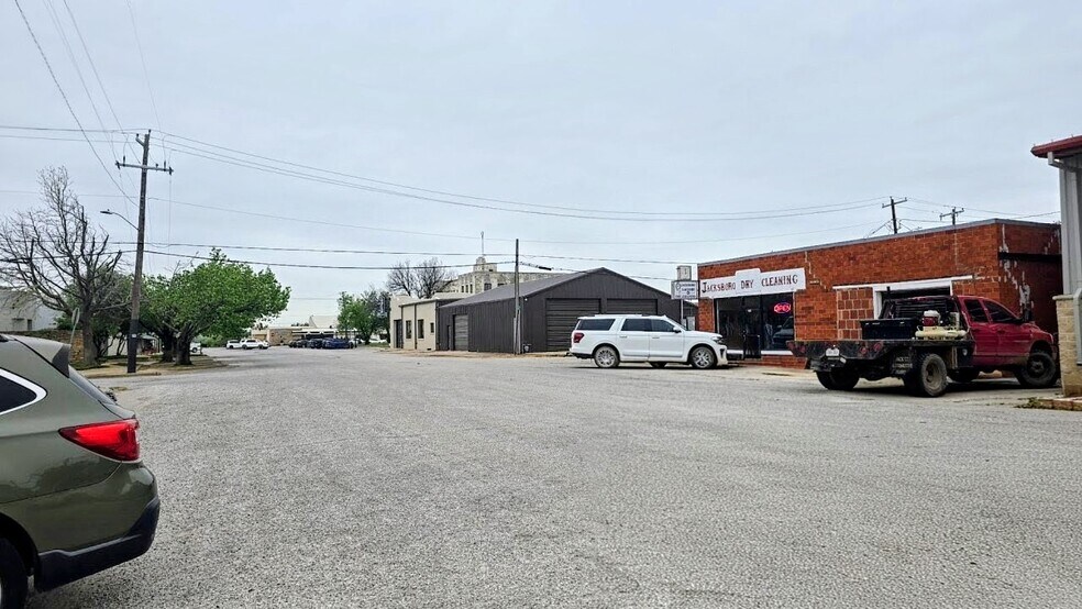 More Photos Of 212 N Church St, Jacksboro Warehouse For Sale