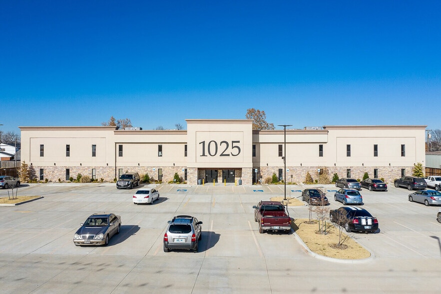 Primary Photo Of 1025 SW 4th St, Moore Medical For Lease