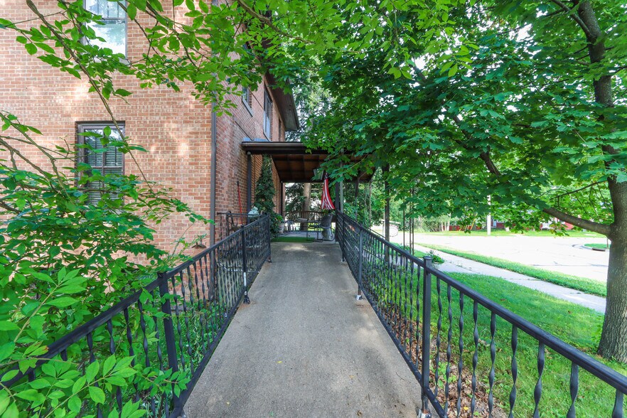 More Photos Of 109 W Lake St, Waupaca Healthcare For Sale
