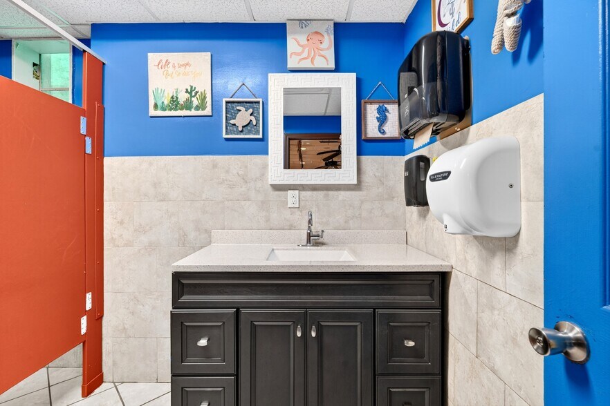 More Photos Of 79 S Liberty Dr, Stony Point General Retail For Sale