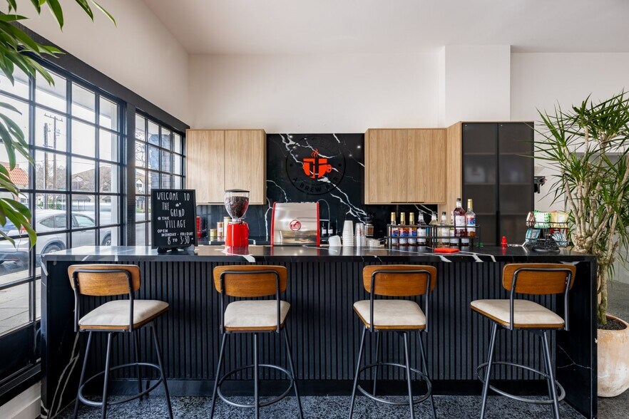 More Photos Of 203-215 N Victory Blvd, Burbank Office For Lease