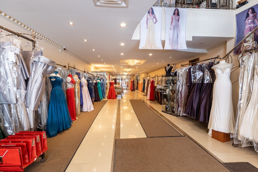 More Photos Of 6712 Saint-Hubert Rue, Montréal General Retail For Lease