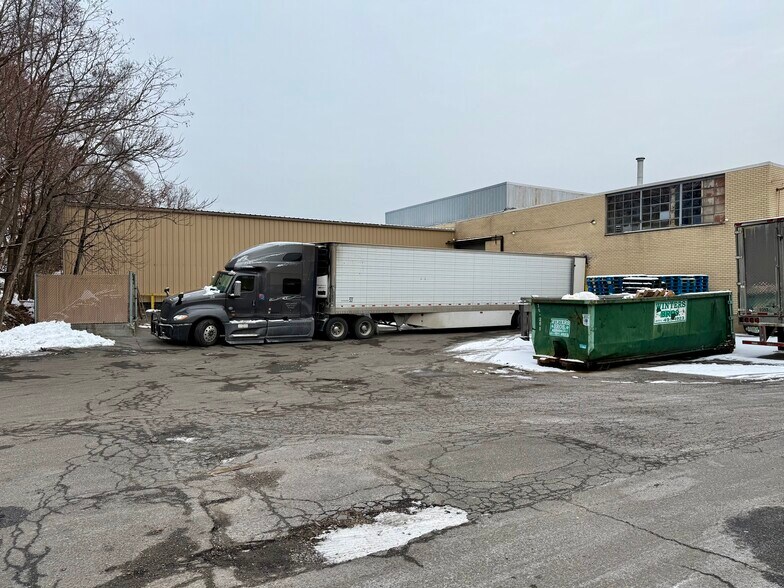 More Photos Of 175 Price Pky, Farmingdale Warehouse For Lease