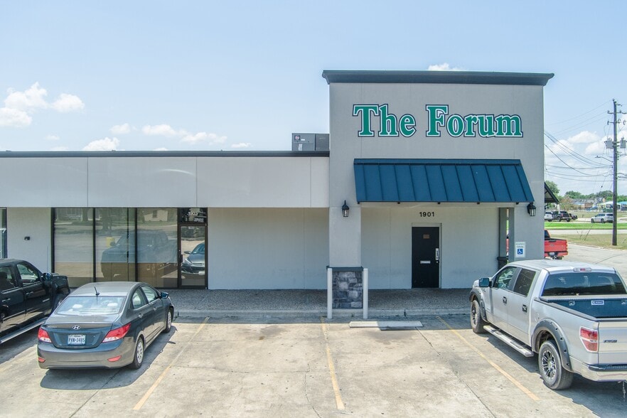 More Photos Of 1901-2403 E Red River St, Victoria General Retail For Lease