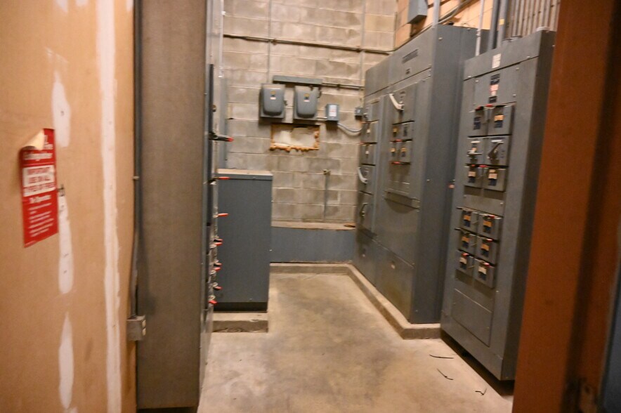 More Photos Of 2300 Claremont Ave, Ashland Freestanding For Lease