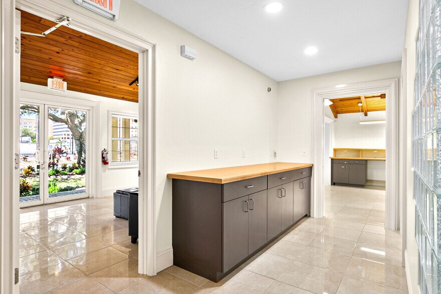 More Photos Of 525 8th St W, Bradenton Office For Sale