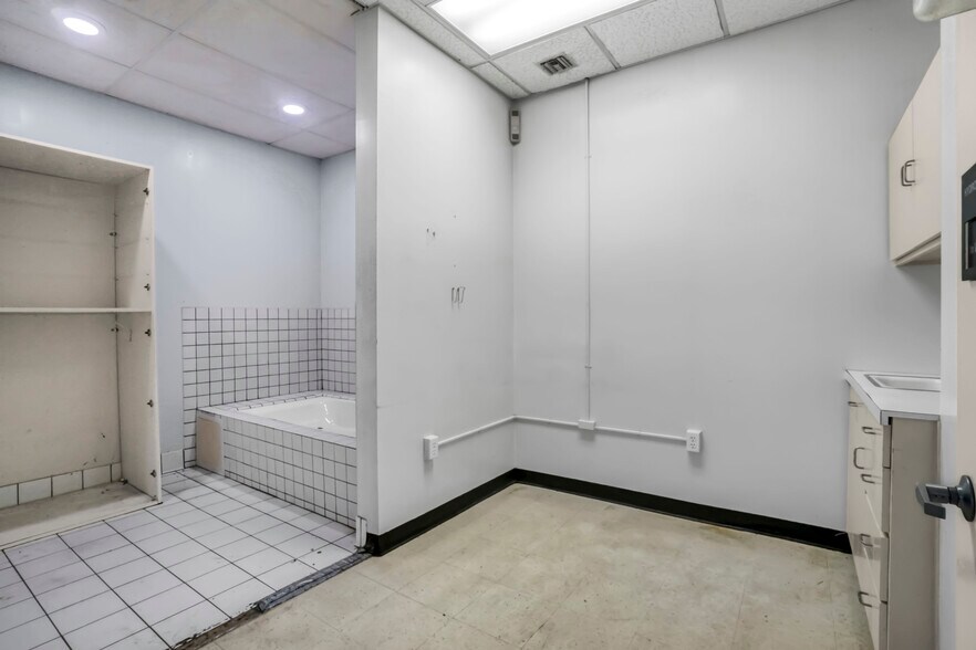 More Photos Of 214 S Locust St, Inglewood Medical For Lease