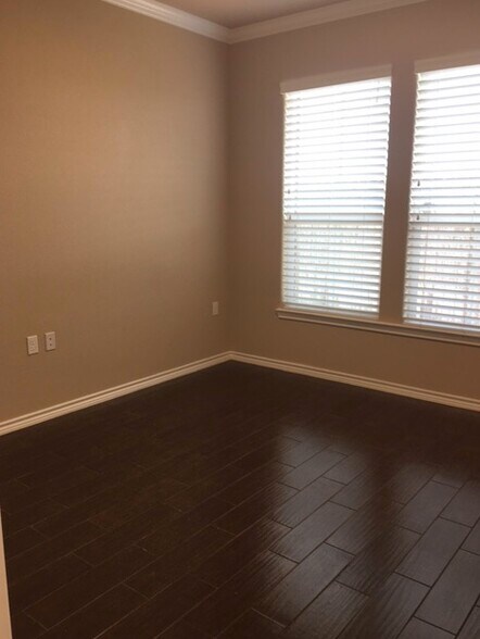 More Photos Of 5337 Yorktown Blvd, Corpus Christi Office For Lease