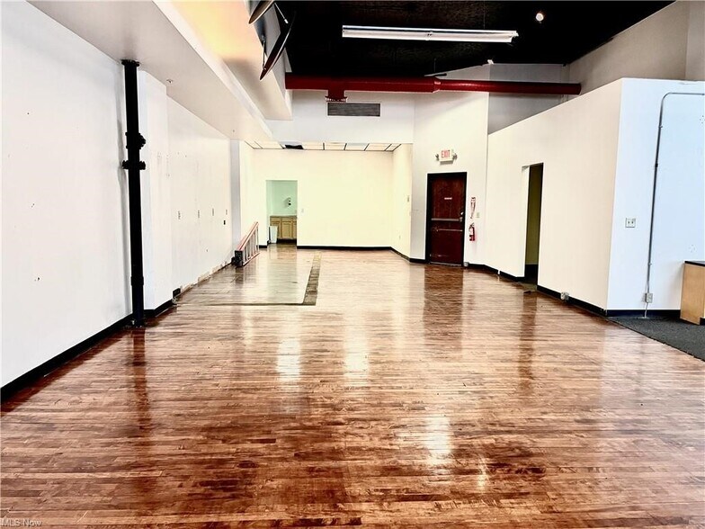 More Photos Of 641 Lincoln Way W, Massillon Showroom For Lease