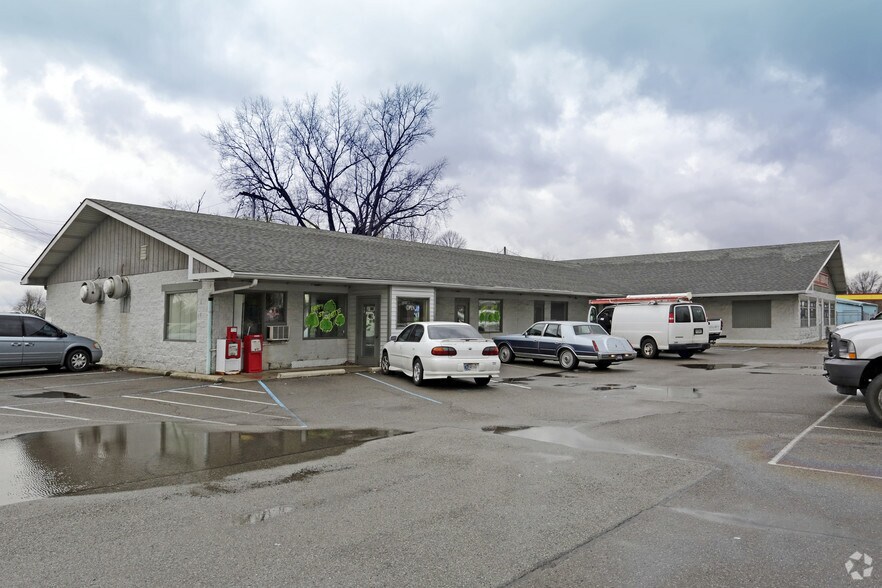More Photos Of 418-426 E Broadway St, Fortville Storefront For Lease