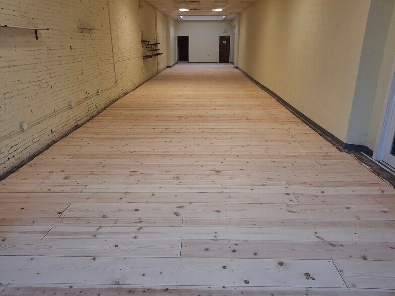 More Photos Of 20 W Washington St, Sullivan Storefront For Lease