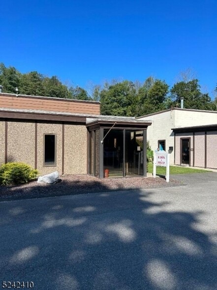 More Photos Of 12 Cork Hill Rd, Franklin Warehouse For Lease