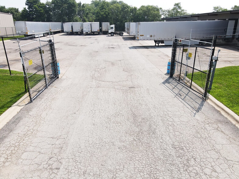 More Photos Of 825 Commerce Dr, South Elgin Truck Terminal For Lease