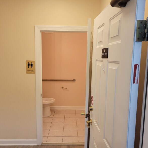 More Photos Of 5640 Six Forks Rd, Raleigh Office For Lease