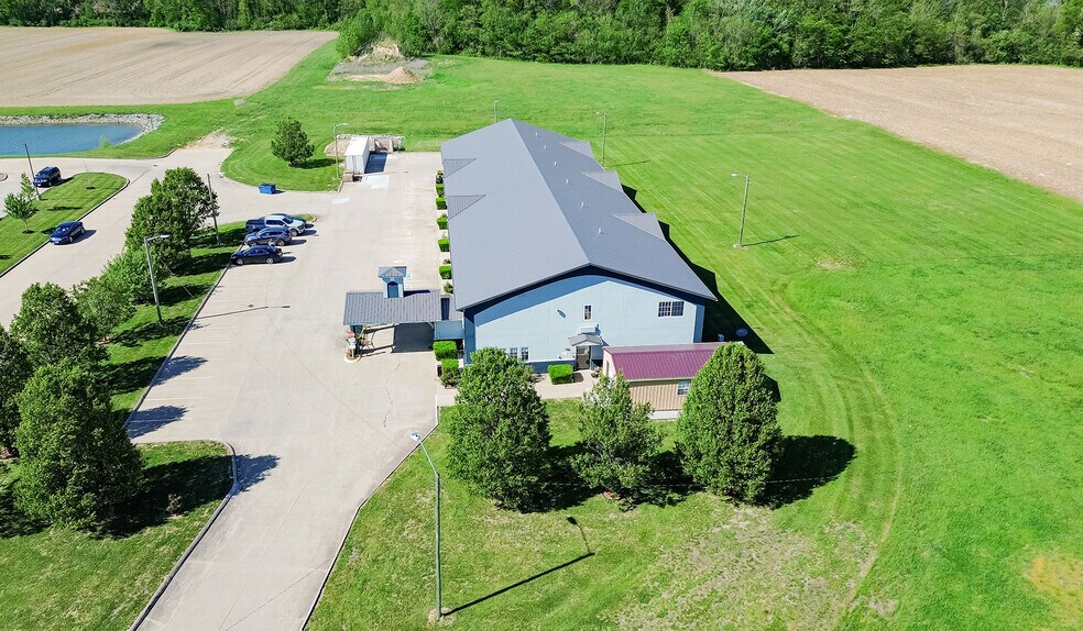 More Photos Of 937 Enterprise Ln, Mount Carmel Hotel For Sale