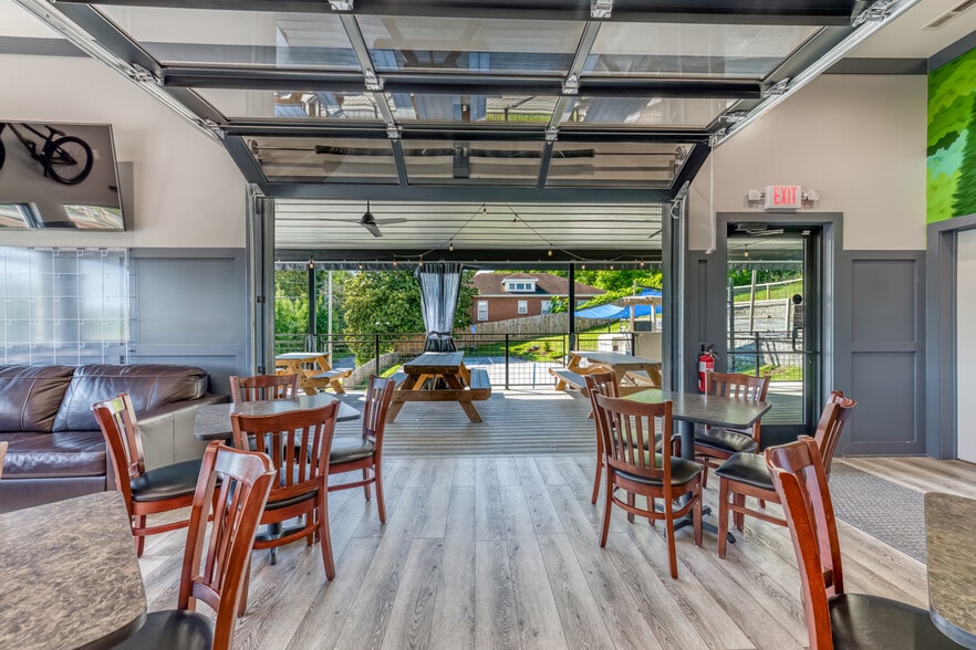 More Photos Of 640 E Maple St, Johnson City Bar For Sale