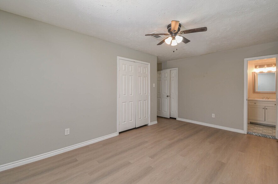 More Photos Of 2834 Pansy St, Pasadena Medical For Sale