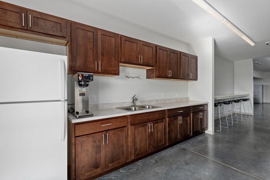 More Photos Of 1403 W Stamer Dr, Litchfield Restaurant For Lease