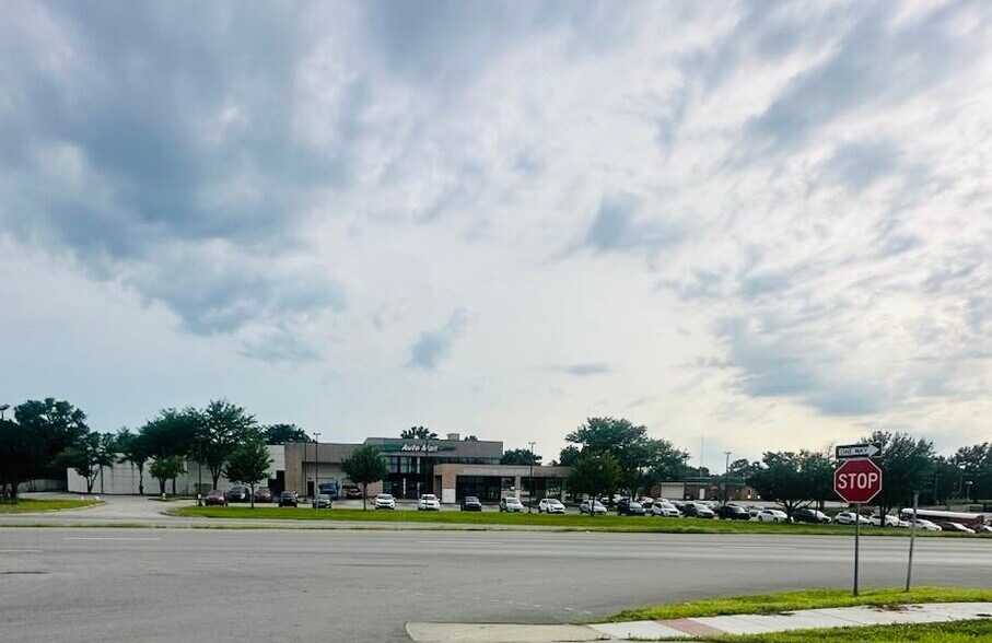 Primary Photo Of 8819 E 350 Hwy, Raytown Auto Dealership For Sale