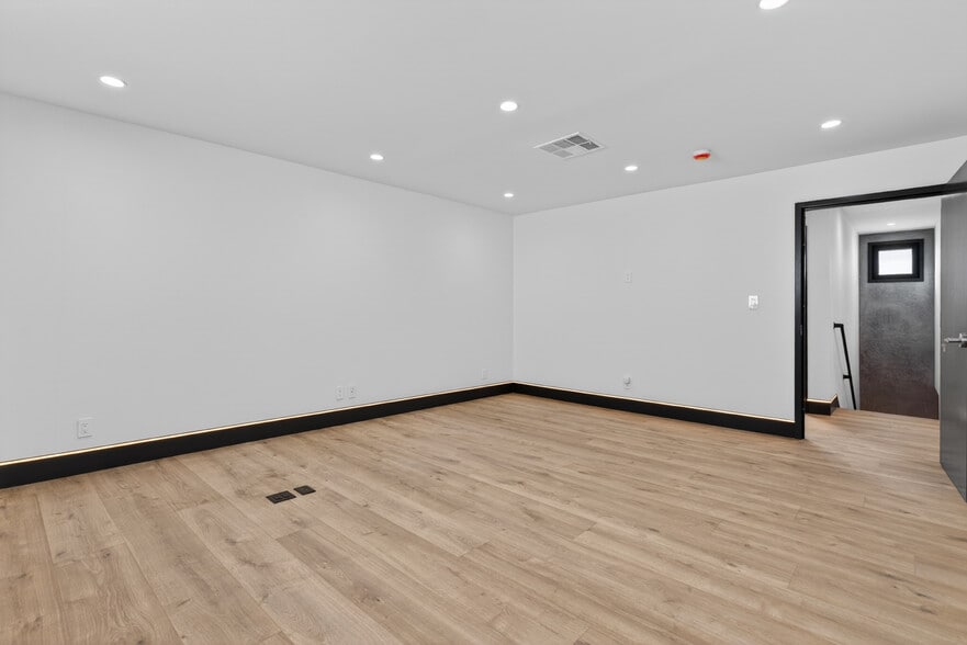 More Photos Of 703 S Main St, Burbank Showroom For Sale