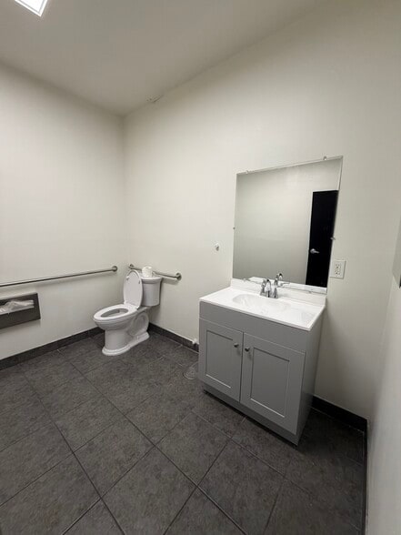 More Photos Of 2521 Ontario St, Burbank Warehouse For Lease