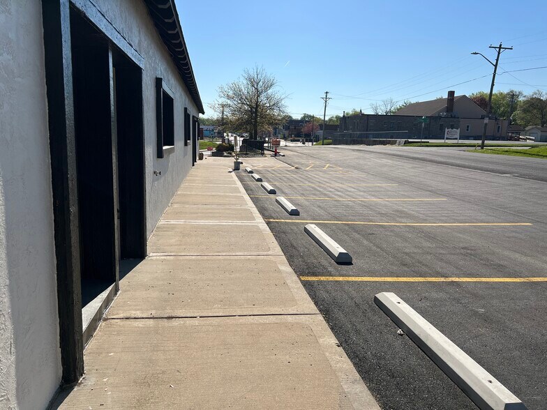 More Photos Of 10605-10715 E Winner Rd, Independence Storefront Retail Office For Lease