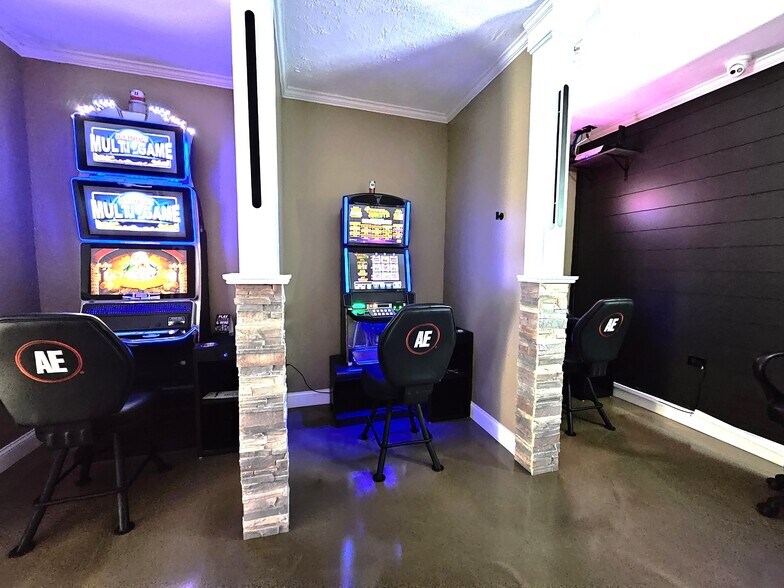 More Photos Of 512 W Egyptian Ave, Christopher Bar For Sale