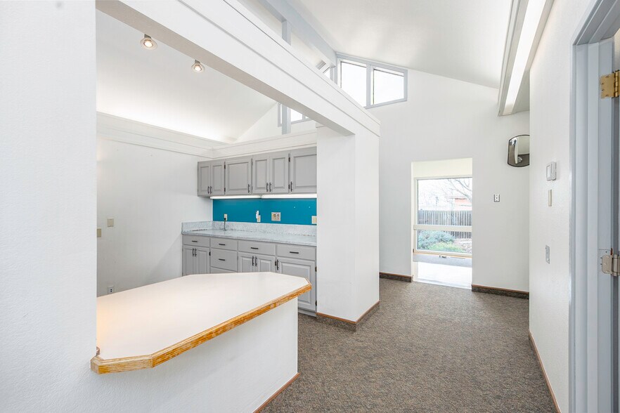 More Photos Of 1336 E Hunter Pl, Moses Lake Office For Sale