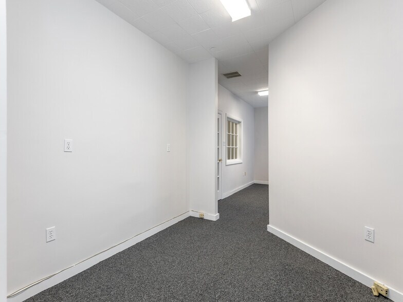 More Photos Of 9 Bryan Hall Plz, Washington Depot Bank For Lease